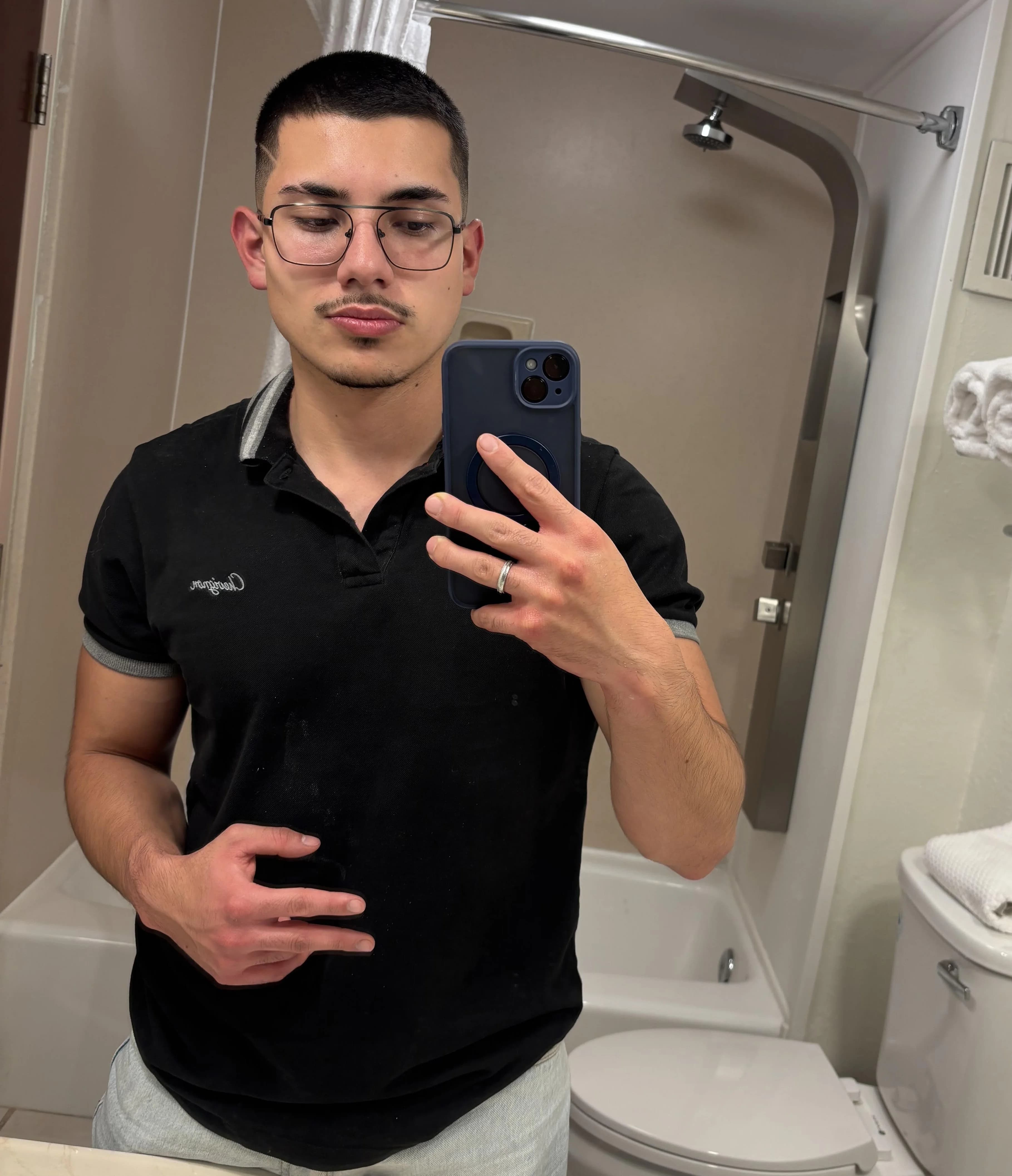 Andres Bonilla em um Tesla Roadster